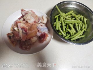 酸菜豆角烧鸡肉步骤1