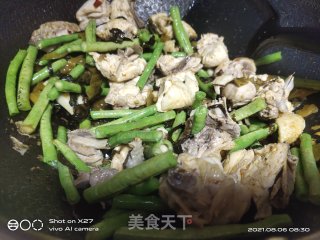 酸菜豆角烧鸡肉步骤3