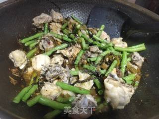 酸菜豆角烧鸡肉步骤4