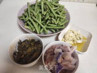 豆角酸菜炒肉片步骤1