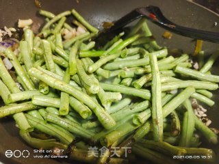 豆角酸菜炒肉片步骤5