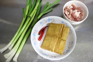 肉末青蒜豆腐干步骤1