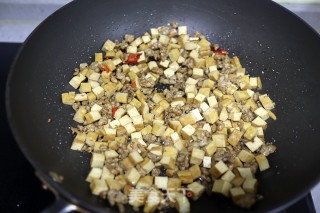 肉末青蒜豆腐干步骤5