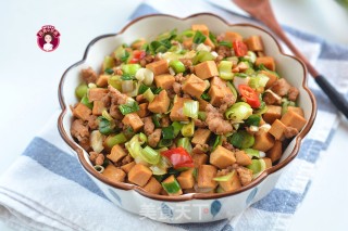 肉末青蒜豆腐干步骤7