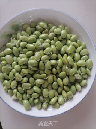 毛豆炒肉步骤1