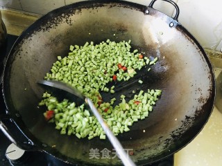 豇豆菜脯炒鸡蛋步骤8