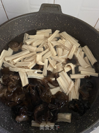 腐竹烧黑木耳步骤2