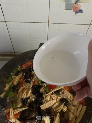 腐竹烧黑木耳步骤7