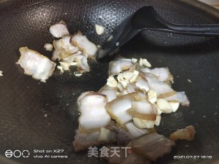 五花肉炒红薯叶步骤3