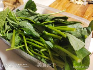 五花肉炒红薯叶步骤2