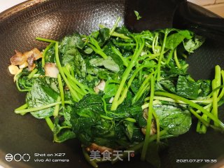 五花肉炒红薯叶步骤5