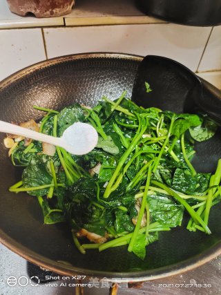 五花肉炒红薯叶步骤6