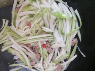 葫芦瓜炒肉步骤2