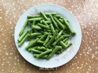 豇豆炒千张步骤2