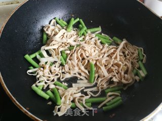 豇豆炒千张步骤4