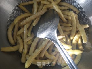 黄金勾豆角炖排骨步骤2