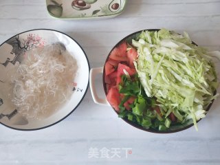 圆白菜炒西红柿粉条步骤2