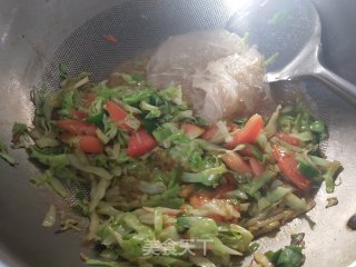 圆白菜炒西红柿粉条步骤5