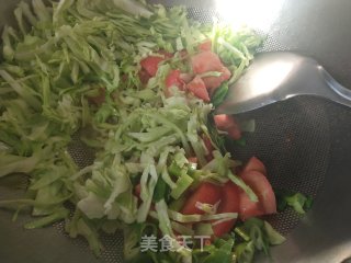 圆白菜炒西红柿粉条步骤3