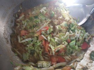 圆白菜炒西红柿粉条步骤6
