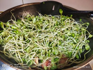火腿炒黑豆芽步骤4