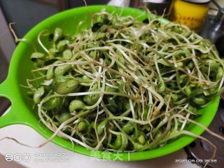 火腿炒黑豆芽步骤2