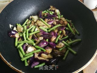 肉末炒茄子豆角步骤6