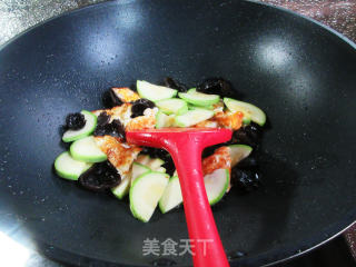 黑木耳煎鸡蛋炒西葫芦步骤6