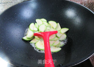 黑木耳煎鸡蛋炒西葫芦步骤5