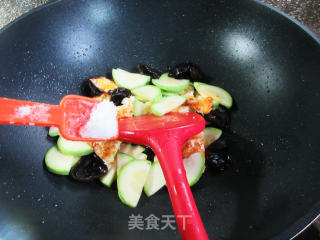 黑木耳煎鸡蛋炒西葫芦步骤7