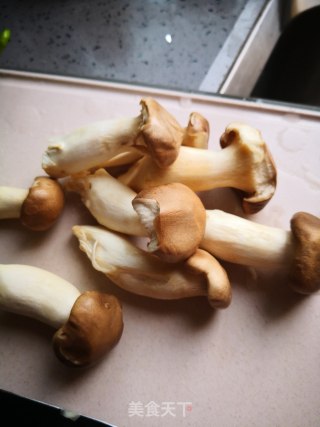 杏鲍菇辣椒炒蛋步骤1