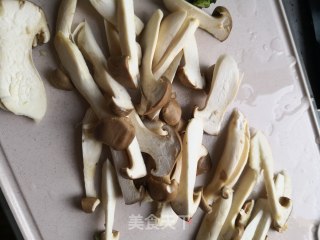 杏鲍菇辣椒炒蛋步骤3