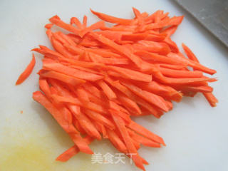 五花肉胡萝卜炒千张丝步骤2