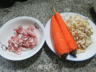 五花肉胡萝卜炒千张丝步骤1