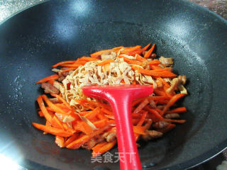 五花肉胡萝卜炒千张丝步骤8