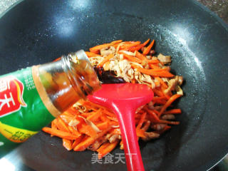 五花肉胡萝卜炒千张丝步骤10