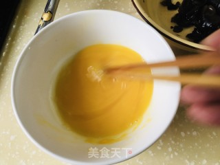 绿甘蓝木耳炒鸡蛋步骤1
