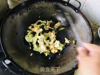 绿甘蓝木耳炒鸡蛋步骤8