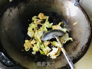 绿甘蓝木耳炒鸡蛋步骤7