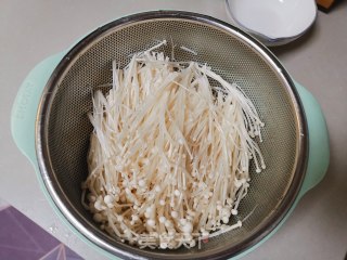 金针菇肥牛汤步骤1