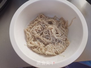 金针菇肥牛汤步骤2