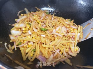 玉米粒炒洋葱土豆步骤6