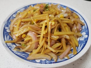 玉米粒炒洋葱土豆步骤7
