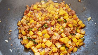 米饭杀手肉末土豆步骤10