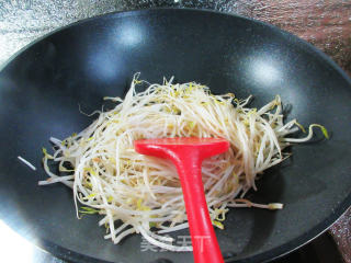 烤火腿炒绿豆芽步骤3