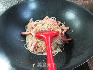 烤火腿炒绿豆芽步骤7