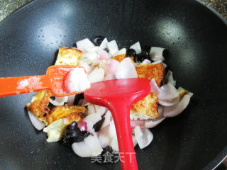 黑木耳煎鸡蛋炒洋葱步骤9