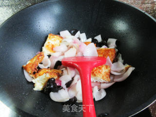 黑木耳煎鸡蛋炒洋葱步骤8