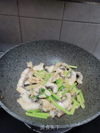 香芹炒鱼片步骤9