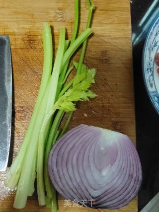 香芹洋葱炒羊肉步骤2